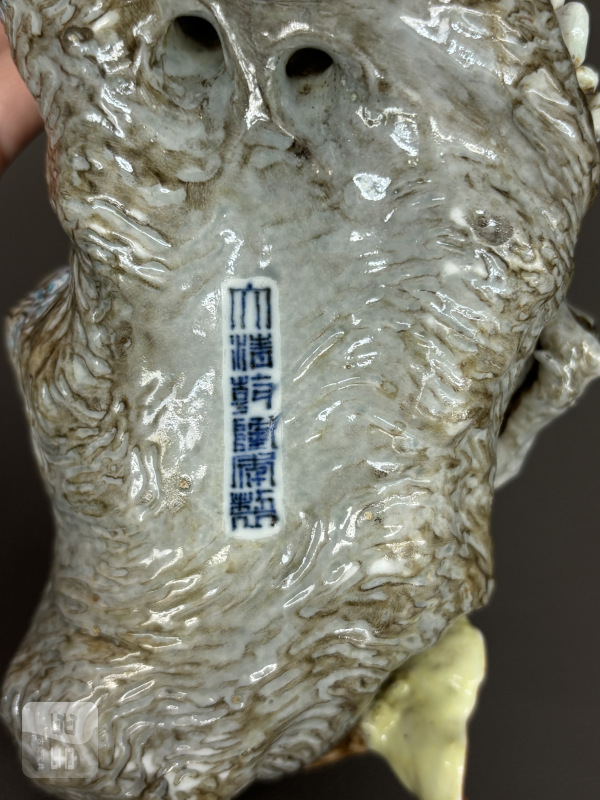 清乾隆 唐英制粉彩梅桩灵芝壁瓶 - 图7